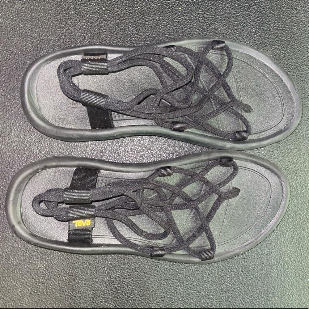 NWOT Teva black strapping sandals size 9!!